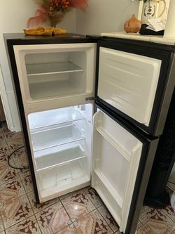 FRIDGEMASTER  4.4  compact refrigerator