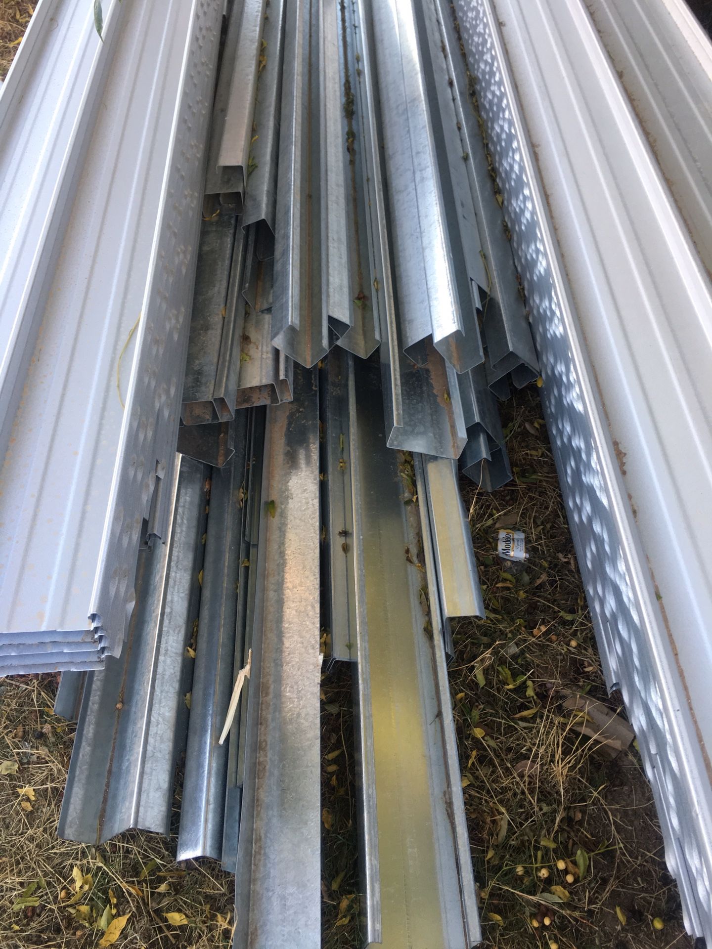 Laminas para tejaban, tornillos, postes... Todo nuevo de 14 y de 10 pies.