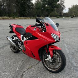 2014 Honda Interceptor VFR800 – Clean Title – Only 10K Miles
