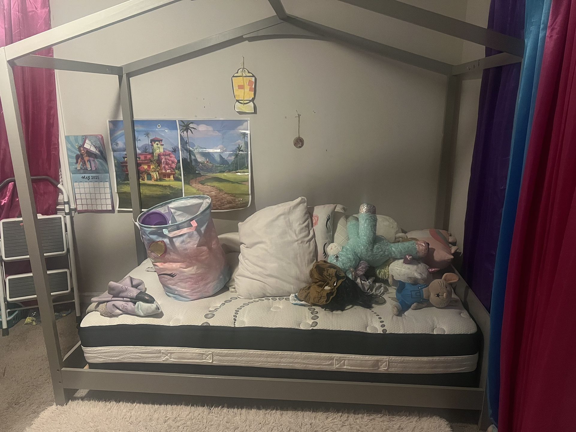 Twin canopy bed