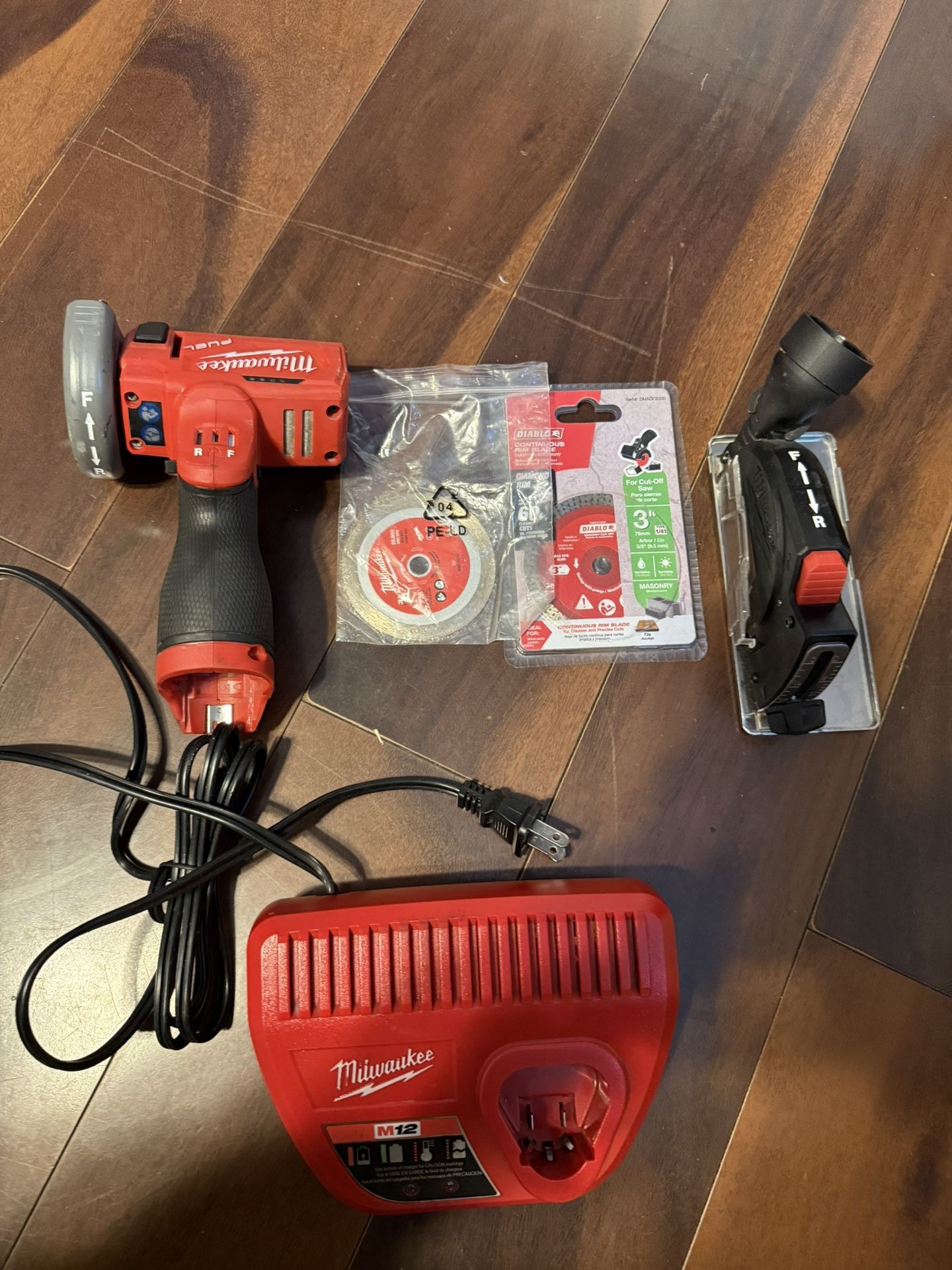 milwaukee’ m12 hand circular saw bundle