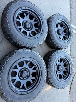 Vendo rines nuevos “20 de 6 virlos para RAM con llantas 275/65r20 con 80% de vida
