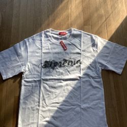 Surpreme Shirt Size Medium 