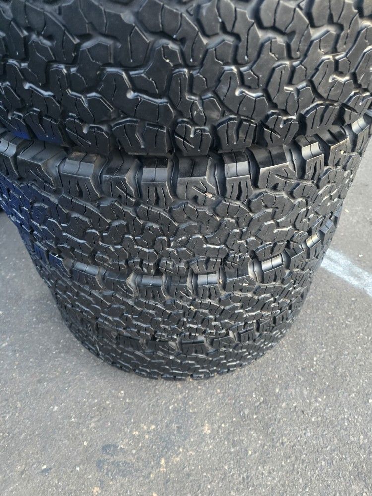 BFGOODRICH 235 80 17 (TIRE SET)