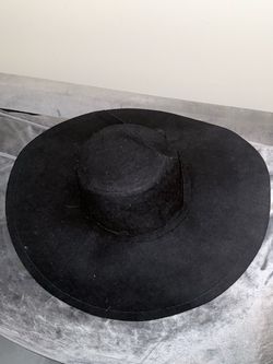 Black floppy hat