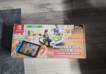Luigi set Mario cart circuit