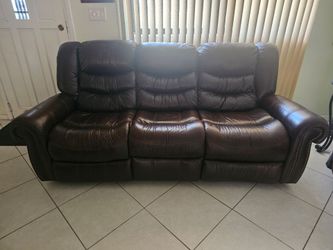 Leather couch in excellent condition