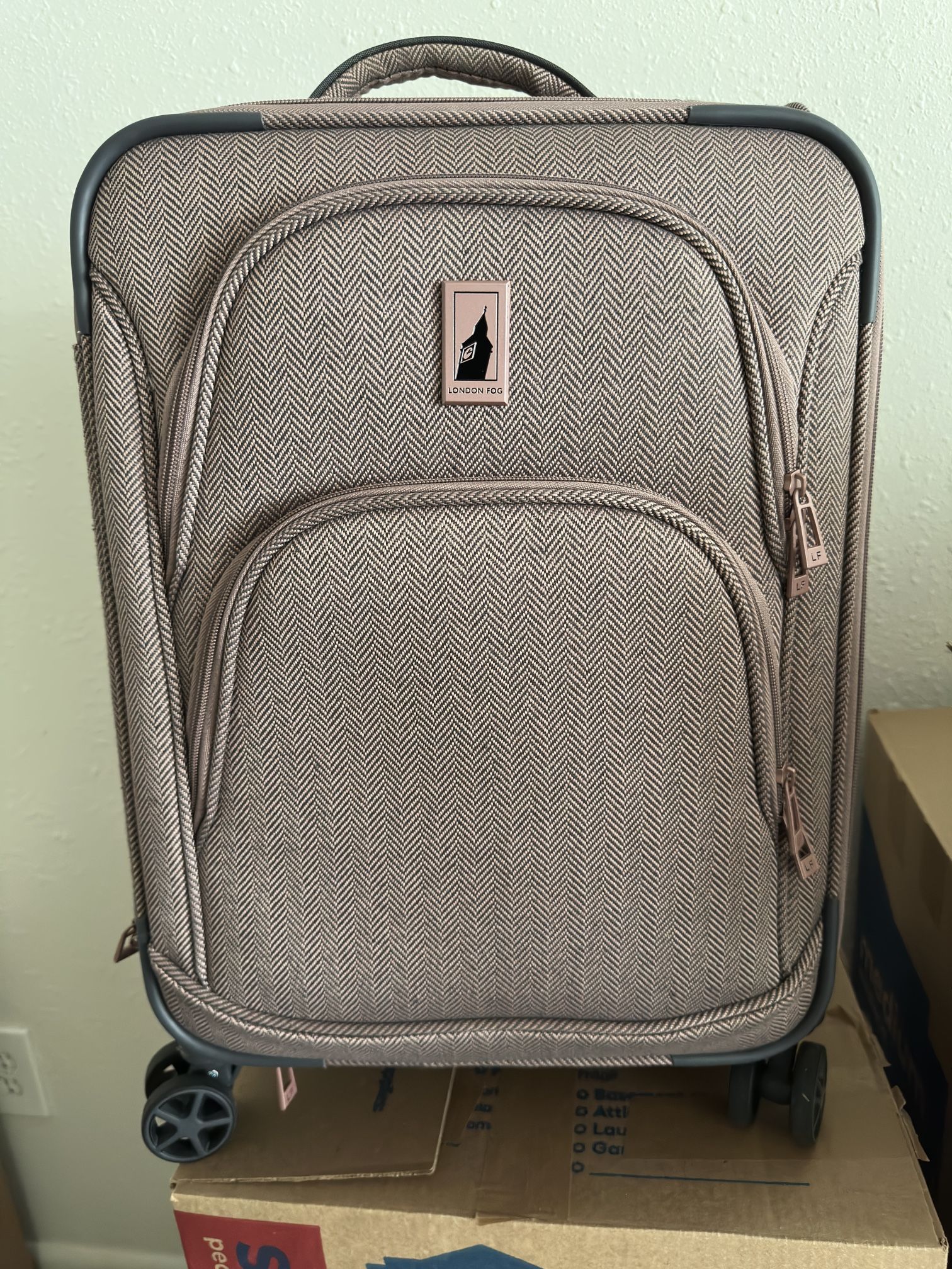 London Fog Luggage Suitcase