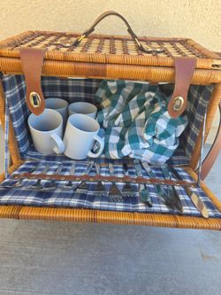 Wicker Picnic Basket Set with Service for 4