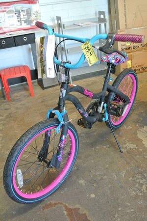 Girls Monster High Skulls 20″ Kids Bike in Black & Pink