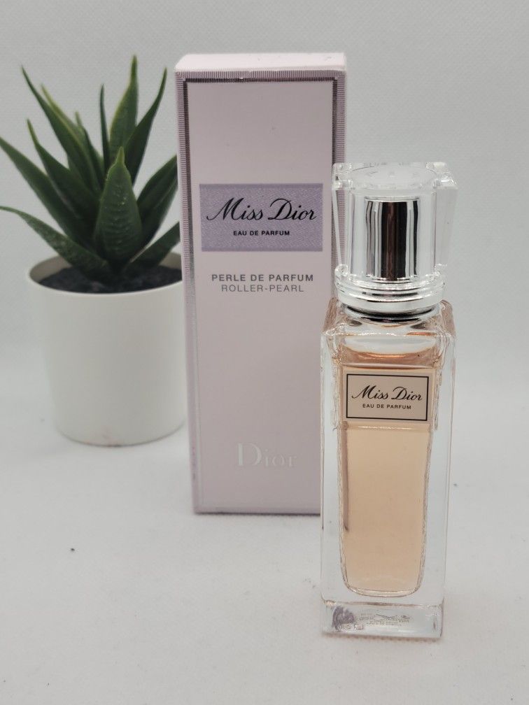 Dior
Miss Dior Perle de Parfum Roller-Pearl
.67 fl