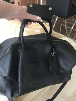 Genuine leather tote bag with sturdy zippers