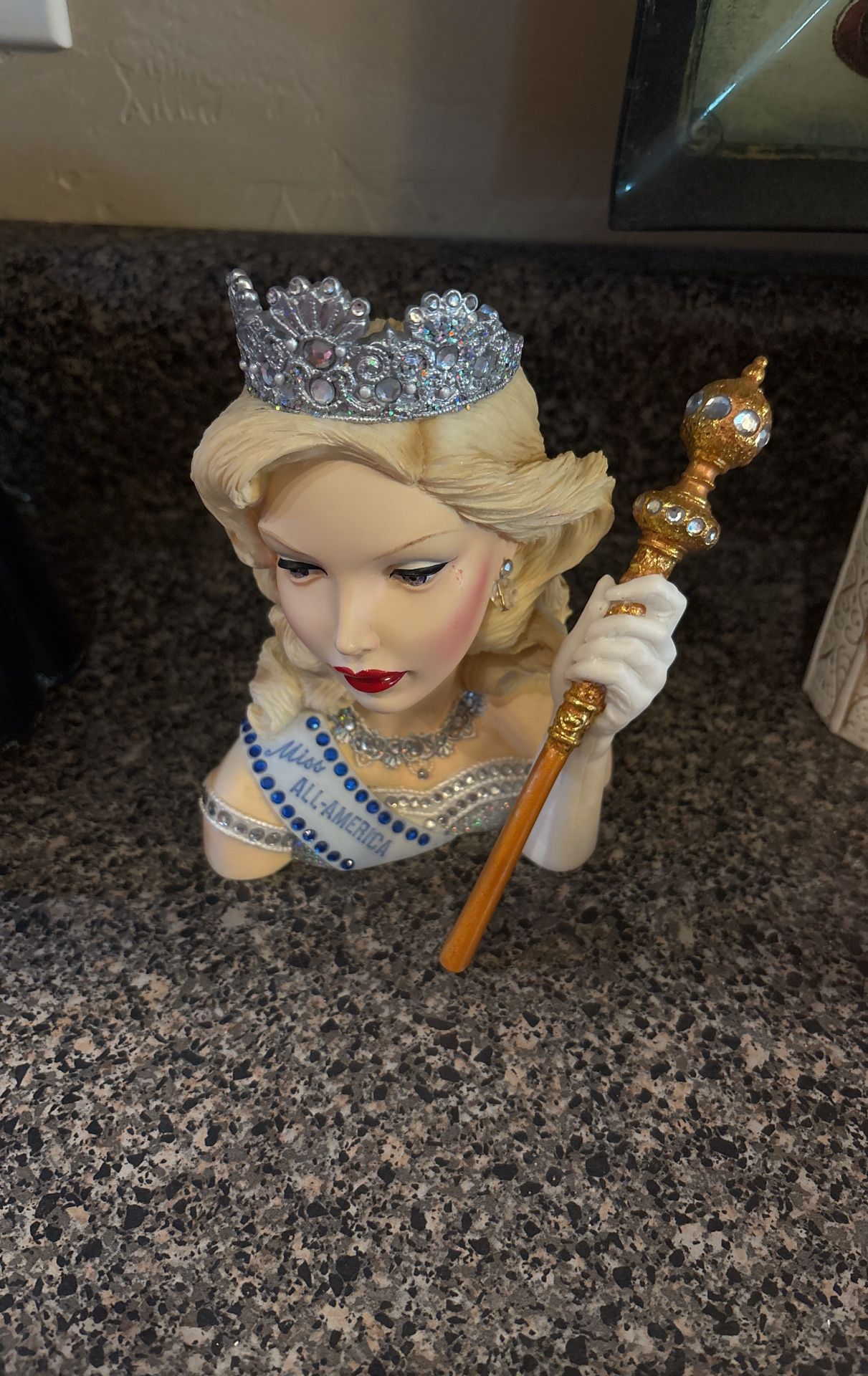Cameo Girls Head Lady Vase Deluxe Judith 1959 "Pageant Magic" LV-108 2005 #337