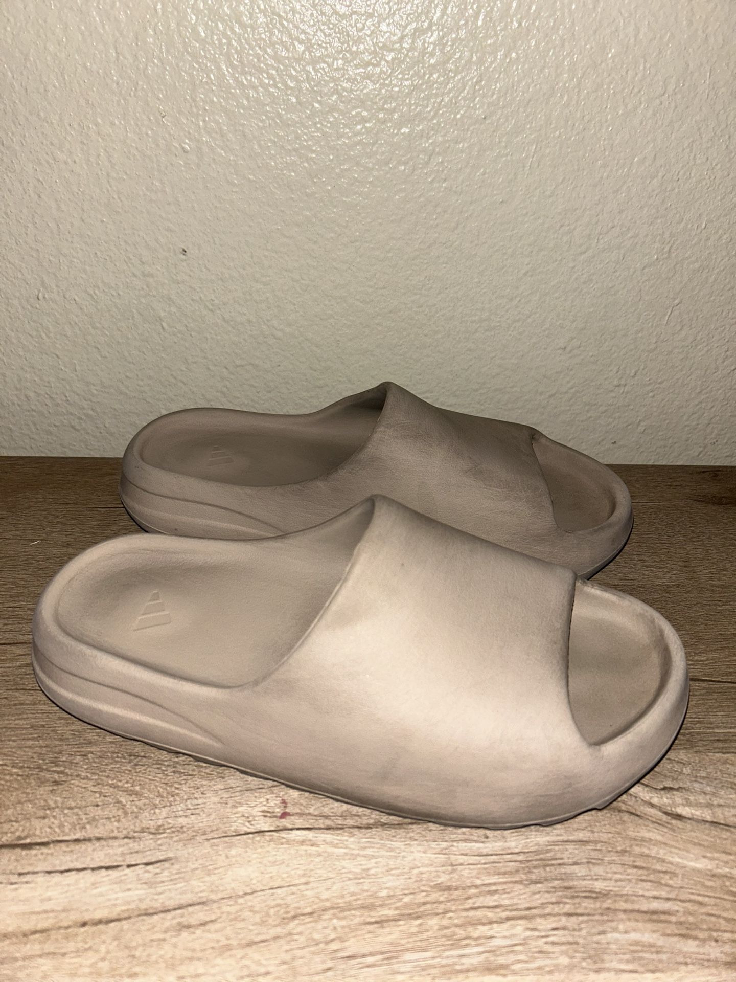 YEEZY PURE SIZE 9 Yeezy Slide sizing references for those who are a half size  main image 4