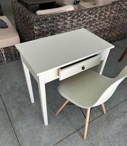 Adorable, white desk and chair