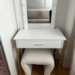 Basic mini vanity with lights & stool