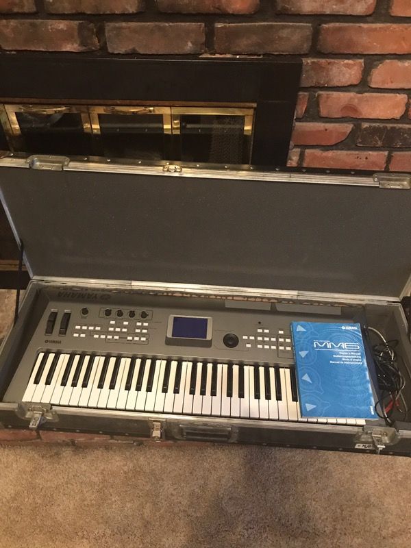 Yamaha MM6 keyboard with hard case