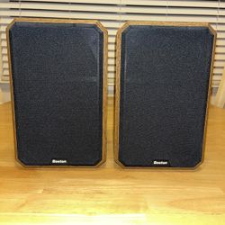 Boston Acoustics HD5 bookshelf speakers wood grain finish 8-ohm impedance 5-50 Watts Good Condition, Sound Great