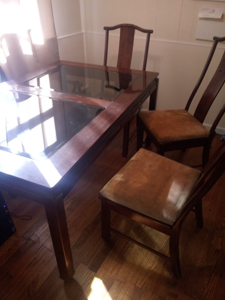 Kitchen table & 5 chairs