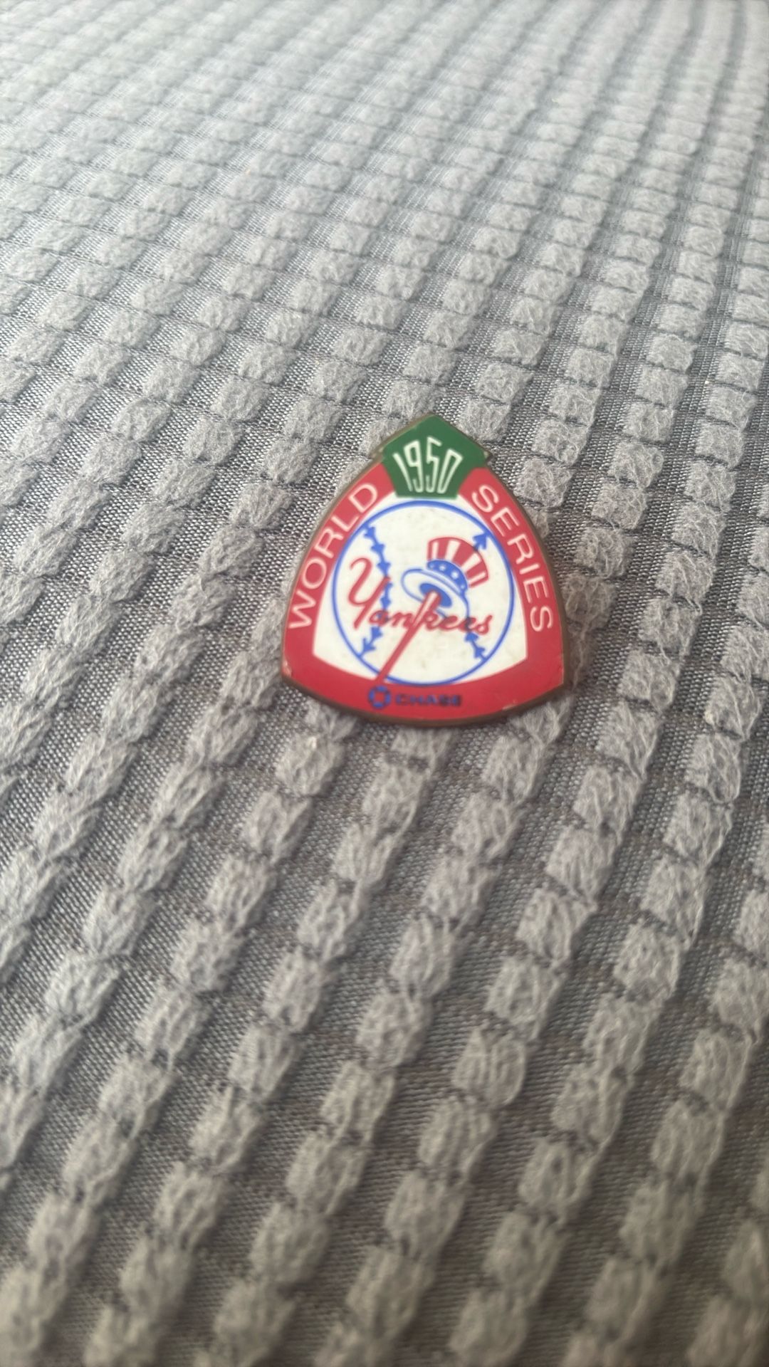 Commemorative! New York Yankees Lapel Pin 1950 World Series Baseball Fan Gift Chase Bank