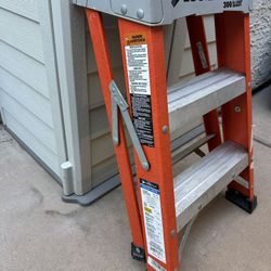 Louisville FS – 1502 2-Foot StepLadder
