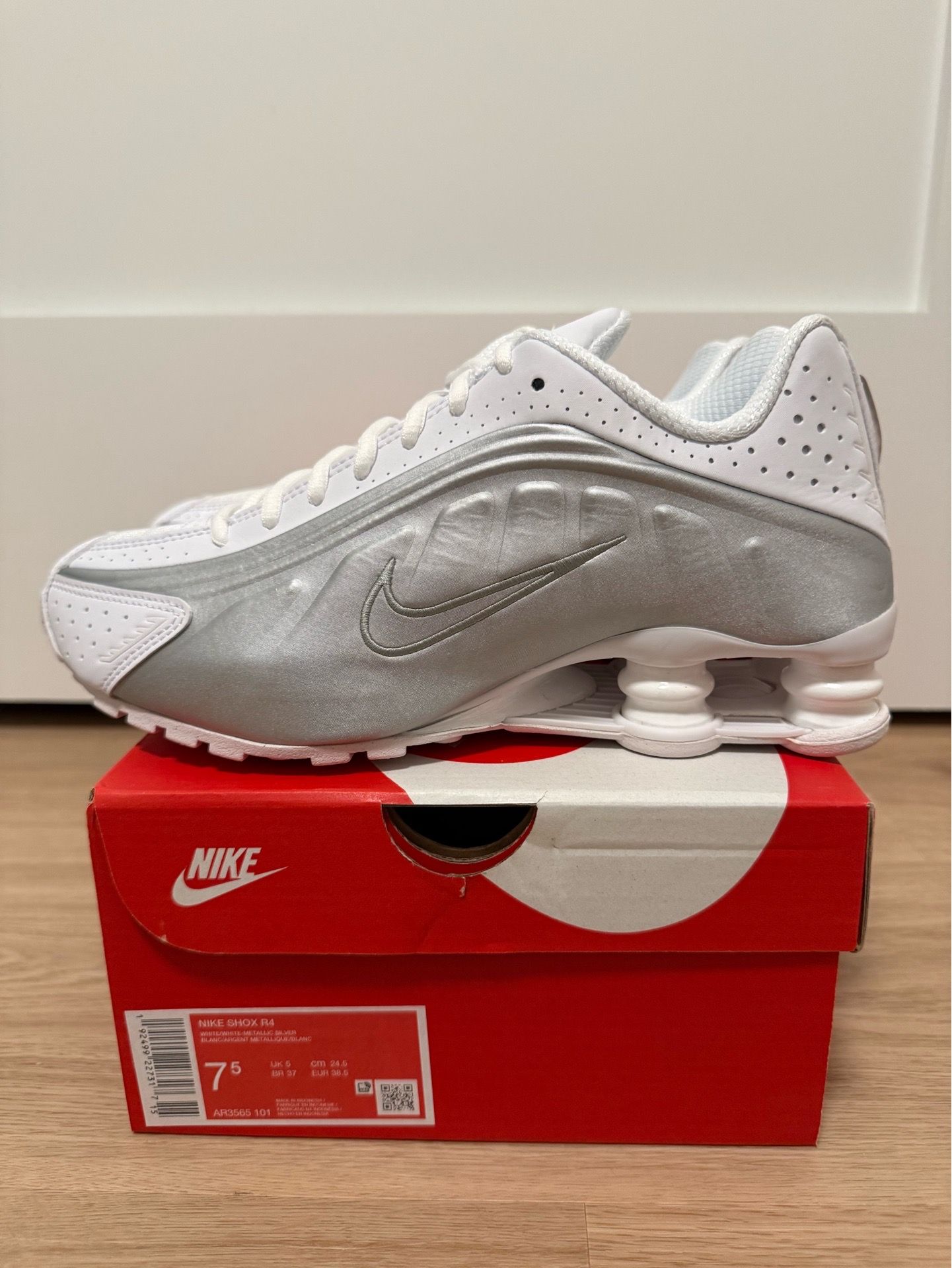 Nike Shox R4 “White Metallic Silver” Women’s Size 7.5 / Men’s 6 AR3595-101