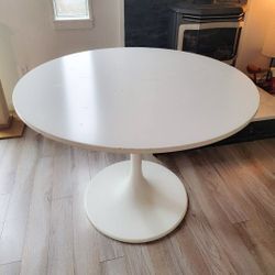 IKEA "Docksta" Round Dining Table In White,  41" Tulip Base Style