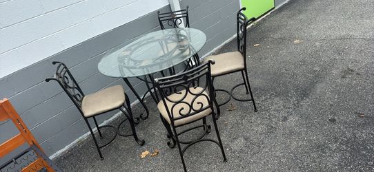 Kitchen table n four chairs