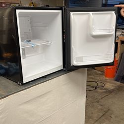 1.6 Cubic Ft Refrigerator 