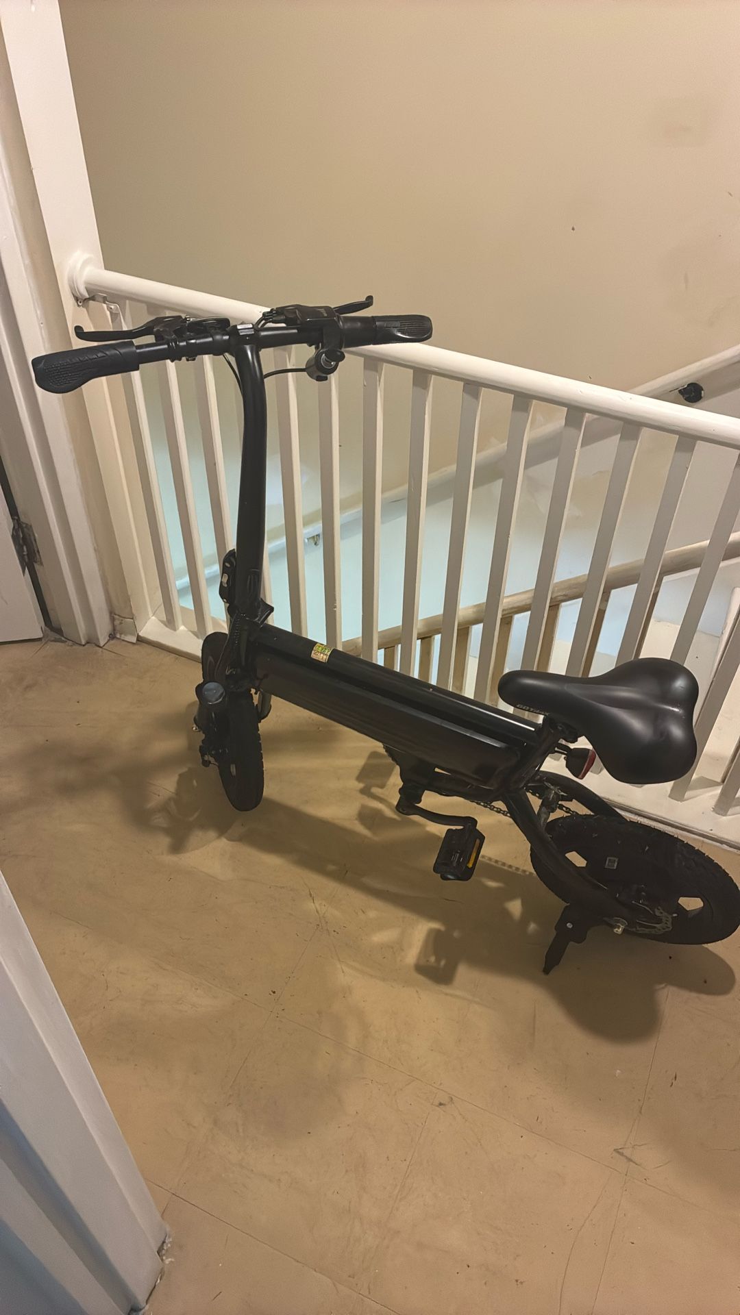 GoTrax - Z4 SWIFT Foldable eBike w/ 25mi Max Operating Range and 15.5mph Max Speed - Black 