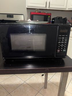 Countertop Microwave, Black, 700 Watts, 9.57 In