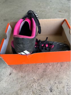 Soccer shoes