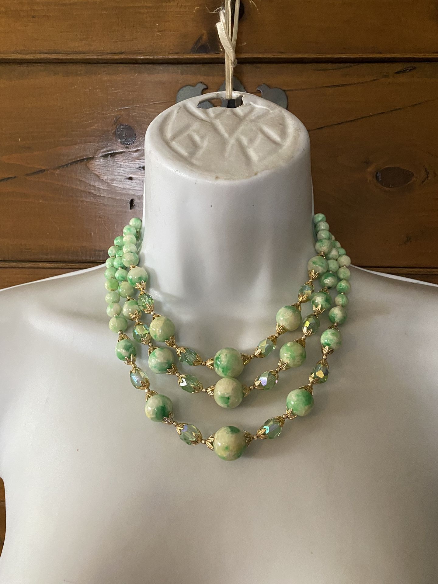 (N131) Vintage 1970’s Gorgeous Beaded Choker 20”