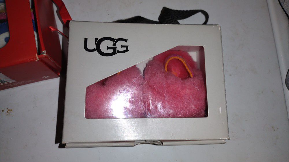 UGG infant Pink I Fluff Yeah Slides Size 0/1 XS New Never Been Worn Still In Box 