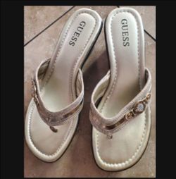 Guess Thong Wedge Sandals size 9