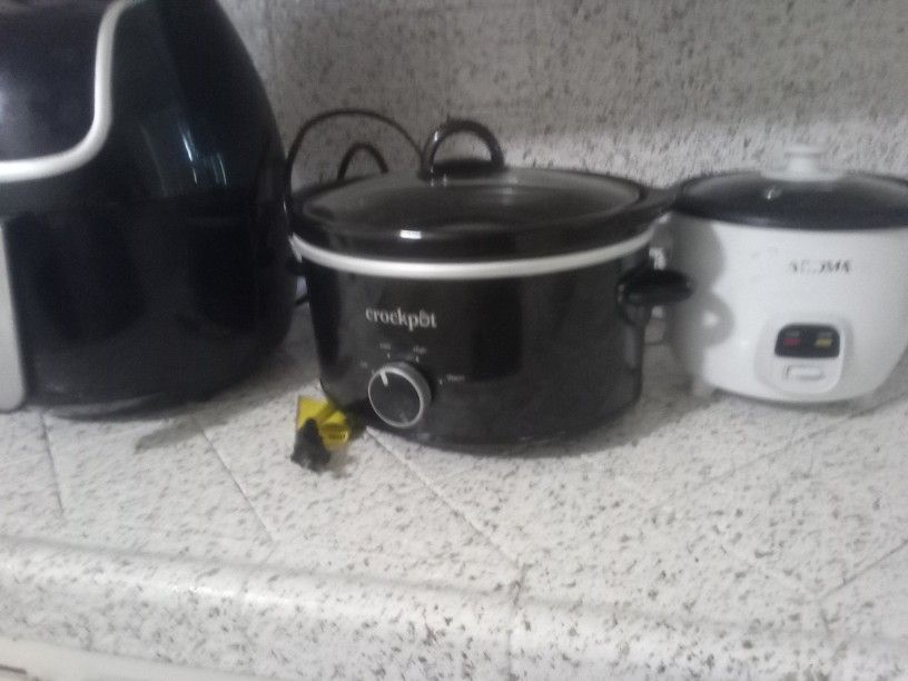 $15For All Three. Air Fryer,Rice Cooker And Crock Pot.