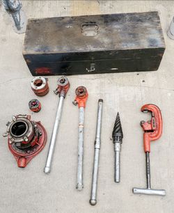 RIDGID USA Pipe Threading Tool Set w/ Dies Cutter Reamer & Wooden Box