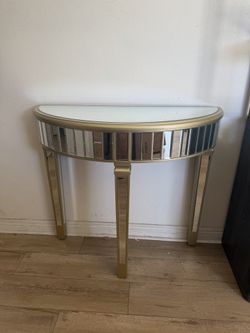 Half-Moon Mirrored Console Table: Semi Circle Entryway Desk 3 Legs Luxury Entry Console Table Modern Mirrored Decor for Living Room