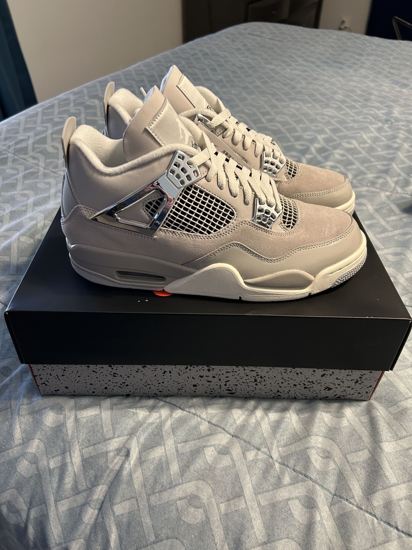 Air Jordan 4 Frozen Moments Retro Size 9.5 Mens Brand New Dead Stock. 