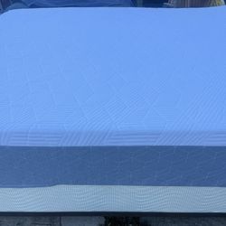 King Bed With New Mattress 