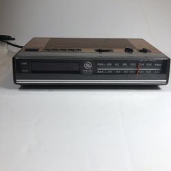 GE electric and battery operated clock radio alam
