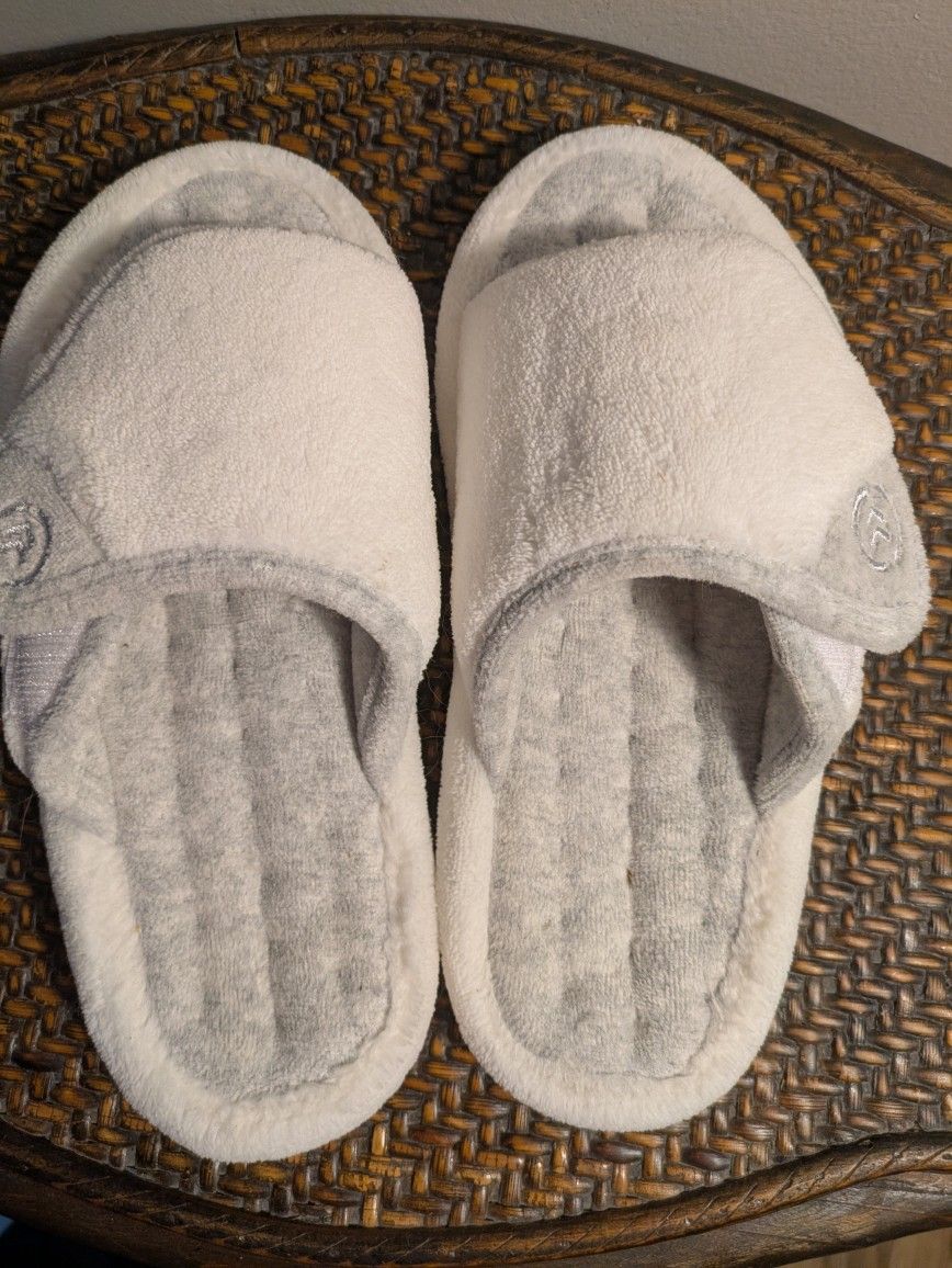 White & Light Gray  Isotoner Sippers Size 6.5/7