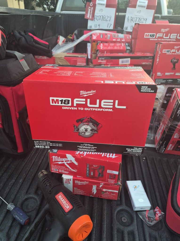 New
Milwaukee
M18 18V Lithium-Ion Cordless FORCE LOGIC 12T Kearney Crimper (Tool-Only) STORE PRICE $229