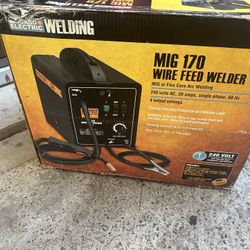 CHICAGO ELECTRIC 170 Amp-DC, 240v, MIG/Flux Cored Welder