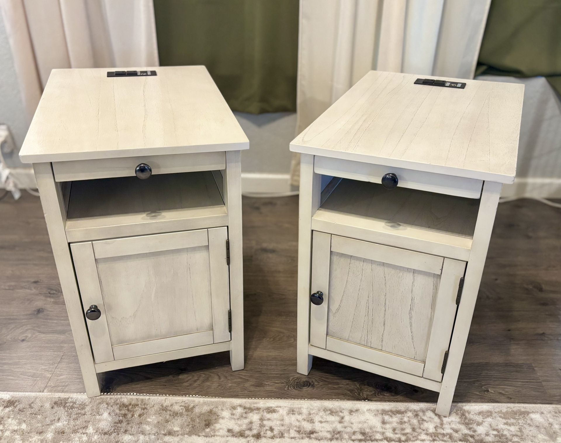 2 Side Tables 