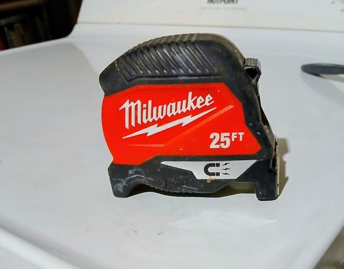 Milwaukee 25 Ft Tape Measure