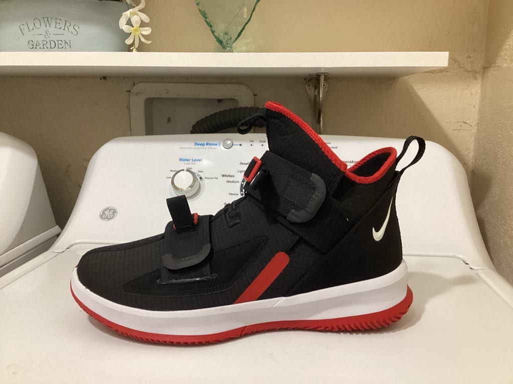 LIKE NEW CONDITION NIKE LEBRON LJ23 SHOES FOR MAN SIZE 12