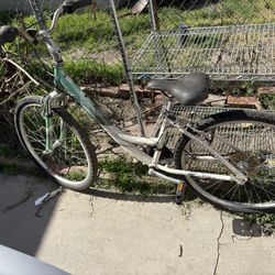 Bicicleta Tiene Una Llanta Pinchada 