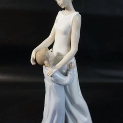 Lladro 6771  Someone to Look Up To, Porcelain Sculpture  Mint Condition