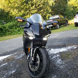 Yamaha R1 2022